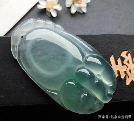 在翡翠市场中，“B货”翡翠不能买，那么它该如何鉴别呢？
